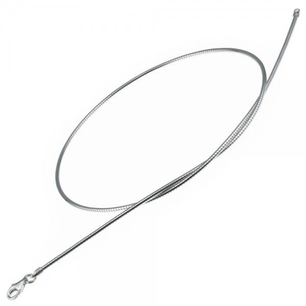 Ronde omega ketting van 925 zilver. Dit collier is 1,5 mm breed en uit voorraad leverbaar in 3 lengtematen: 42 cm, 45 cm en 50 cm.