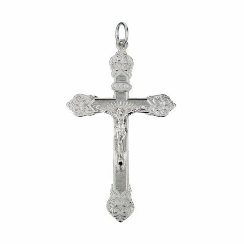 Hanger in de vorm van een zilveren kruis met Christusfiguur. Lengte 7 cm breedte 4 cm.